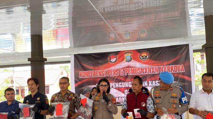 EKSPOSE KASUS NARKOBA - Ditresnarkoba Polda Kepri ungkap hasil tangkapan narkoba selama sebulan, dan barang bukti dijejerkan di meja ungkap kasus, Kamis (12/2/2026). 