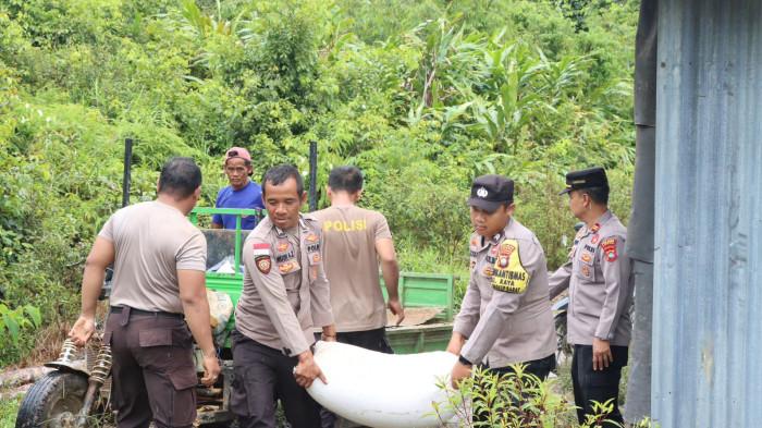BANTU DISTRIBUSI - Polres Lingga membantu distribusi hasil panen jagung pipil milik petani di Kecamatan Singkep Barat, menuju Gudang Bulog di Daik, Lingga, Kepulauan Riau, Kamis (7/5/2026).