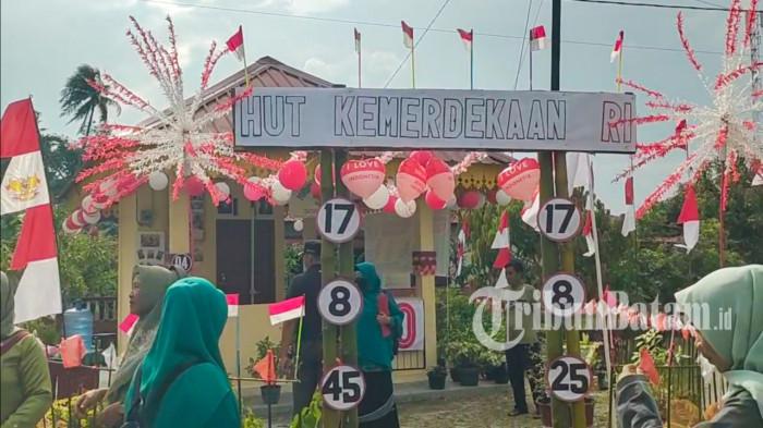 LOMBA HUT RI - Posyandu Anting Putri, yang berlokasi di Jalan Karang Tengah, Sekop Laut, menghiasi lokasi dengan gerbang dan pagar bambut, dalam mengikuti lomba dari Kelurahan Dabo, Kecamatan Singkep, Kabupaten Lingga, Provinsi Kepri, semarak HUT ke 80 RI, Minggu (10/8/2025).