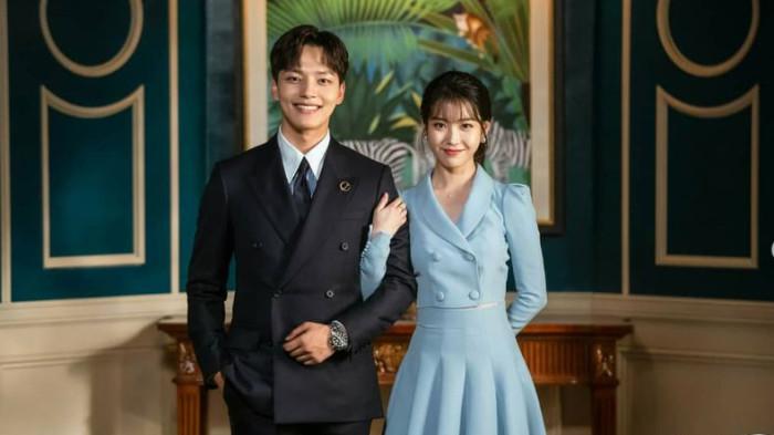 Potret IU bersama Yeo Jin Goo dalam drakor Hotel Del Luna
