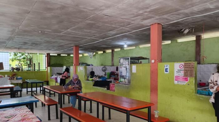 Potret kantor Sekolah SMPN 28 tampak sepi pengunjung dari aktivitas siswa yang jajan