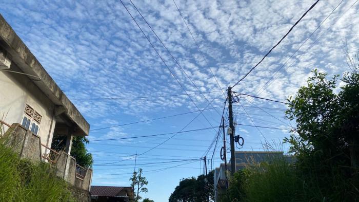 INFO CUACA BATAM - Potret langit di kawasan Batam Center, Kota Batam, Provinsi Kepulauan Riau (Kepri), Rabu (24/12/2025). BMKG Stasiun Meteorologi Kelas I Hang Nadim Batam memprakirakan kondisi cuaca Batam dan sejumlah daerah lain di Kepri untuk hari ini.