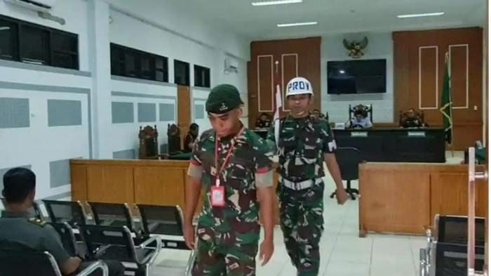 CURI KOTAK INFAK - Seorang prajurit TNI, Pratu Saifhonna Fahdil, menjalani sidang putusan di Pengadilan Militer Medan I-02, Kota Medan, pada Senin (10/11/2025). Ia nekat mencuri uang dari kotak infak masjid saat hendak membesuk orangtuanya yang sedang sakit di Aceh.