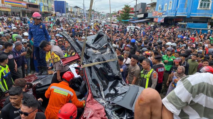 KECELAKAAN DI BATAM - Proses evakuasi kendaraan mobil Wuling yang terlindas truk crane dalam kecelakaan yang terjadi di Batam, di Simpang  Tiban Center, Kecamatan Sekupang, Sabtu (30/8/2025) berlangsung alot.
