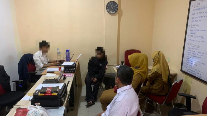 DIPERIKSA POLISI  - Drh saat menjalani pemeriksaan di Mapolres Bintan belum lama ini terkait keterlibatannya dalam kasus prostitusi di Bintan.