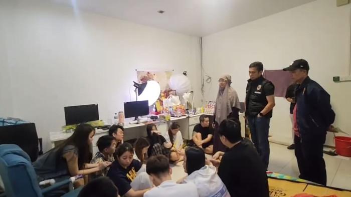 SINDIKAT JUDI ONLINE INTERNASIONAL DI BATAM - Puluhan warga negara asing (WNA) pelaku judi online (judol) sindikat Internasional yang ditangkap polisi diserahkan ke Imigrasi Batam. Penyidik Ditreskrimsus Polda Kepri periksa pemilik ruko Taman Niaga yang digunakan sebagai markas judi online di Batam.