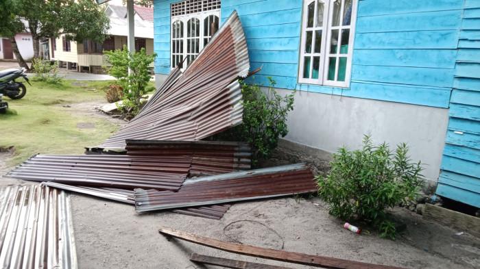 ANGIN PUTING BELIUNG DI LINGGA - Satu unit rumah warga di Kampung Air Merah, Desa Lanjut, Kecamatan Singkep Pesisir, Kabupaten Lingga, Provinsi Kepulauan Riau, mengalami kerusakan akibat angin puting beliung, Sabtu (15/11/2025) sore.
