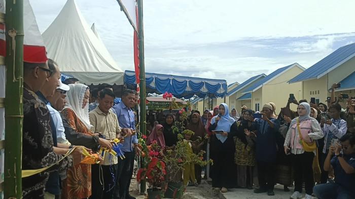 BUPATI NATUNA - Bupati Natuna, Cen Sui Lan saat meresmikan perumahan swadaya Puak, Kabupaten Natuna, Provinsi Kepulauan Riau (Kepri), Minggu (23/11/2025).