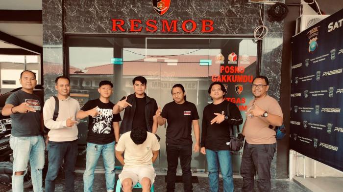 PENCURIAN DI KARIMUN - Dk, pelaku pencurian di Karimun bersama Tim Resmob Polres Karimun. Hasil pemeriksaan sementara polisi, pelaku pencurian di Karimun ini sedikitnya telah beraksi di 50 lokasi berbeda.