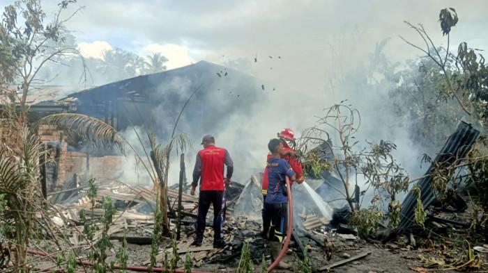KEBAKARAN DI NATUNA - Bagian belakang yang difungsikan sebagai gudang yang ludes terbakar dan porak-poranda, api diduga muncul pertama kali dibagian belakang, Jumat (22/5/2026).