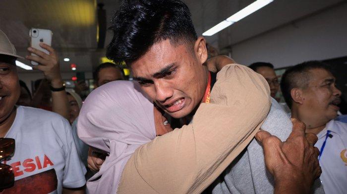 Tangis Haru Ramadhan Sananta Peluk Ibu saat Tiba di Batam Hingga Disambut Warga