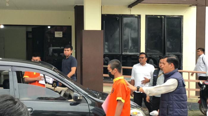 REKA ADEGAN - Reka adegan rekontruksi penganiayaan yang menewaskan Bripda Natanael di mess rusun Bintara Polda Kepri, Senin (27/4/2026). Polda Kepri masih lakukan pendalaman terkait kasus ini termasuk soal ada dugaan pembiaran terkait kematian Bripda Natanael