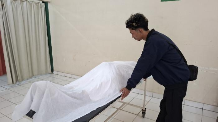 Rekan Serni saat memberikan penghormatan terakhir di Kamar Jenazah RSBK