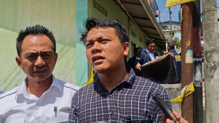 PEMBUNUHAN DI BATAM - Sepupu korban, Diki (baju kotak-kotak) dan kuasa hukum keluarga Bela Yudela, Ris Susanto saat ditemui sesudah rekonstruksi di indekos Blok VI, Kelurahan Batu Selicin, Kecamatan Lubukbaja, Kota Batam, Provinsi Kepulauan Riau (Kepri), Senin (26/1/2026).