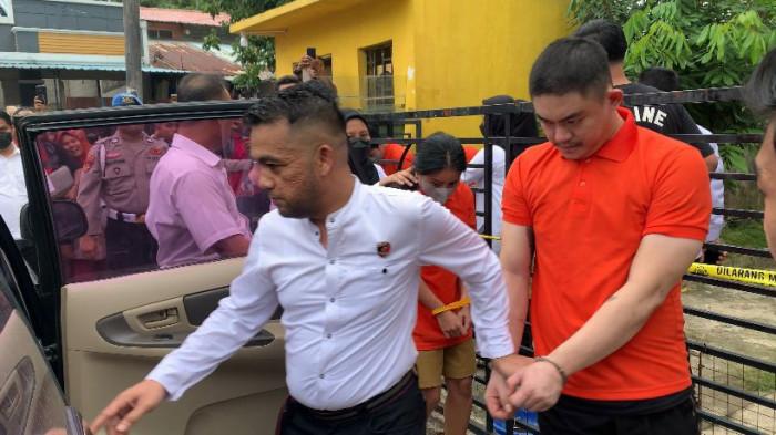 TERSANGKA PEMBUNUHAN - Para tersangka pembunuhan Dwi Putri, yakni  Wilson Lukman, Anik alias Meylika, Papi Tama, dan Papi Charles usai jalani rekonstruksi, beberapa waktu lalu. Keempatnya dijadwalkan akan menjalani sidang perdana kasus pembunuhan yang merenggut nyawa Dwi Putri, Senin (27/4/2026) besok