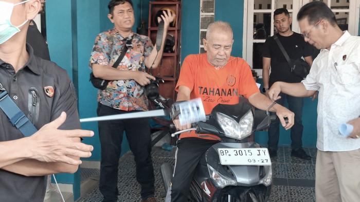 REKONSTRUKSI  - Pelaku Nasrun sedang melakukan adegan pembunuhan terhadap istrinya Harsalena di perumahan Bintan Permata Indah no.9, RT 005,RW 004 Tanjungpinang, Kamis (5/3/2026).