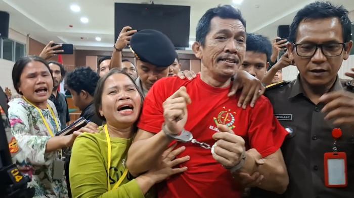 Terdakwa Richard Halomoan Tambunan bersama istrinya usai jalani sidang vonis di PN Batam, Senin (9/3/2026)