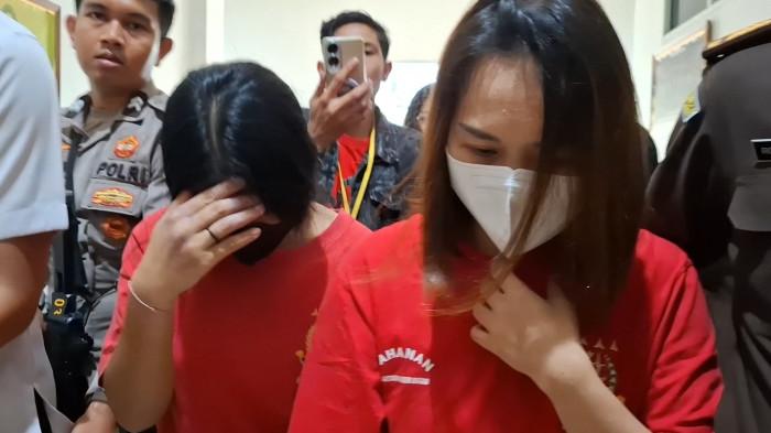 PENGANIAYAAN ART DI BATAM - Roslina (kanan) dan Merliati, dua terdakwa penganiayaan terhadap Intan (22), seorang asisten rumah tangga (ART) di Batam usai menjalani sidang perdana di Pengadilan Negeri (PN) Batam, Senin (3/11/2025).
