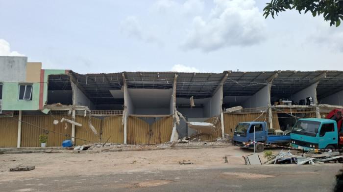 AMBRUK - Potret bagian depan 7 ruko yang ambruk di Kawasan Devin Premier, Marina, Sekupang Kota Batam. Foto diambil Minggu (5/10/2025). Sejumlah bagian depan ruko di kawasan ini ambruk hampir bersamaan pada Jumat (3/10/2025) lalu sekira pukul 14.15 WIB.