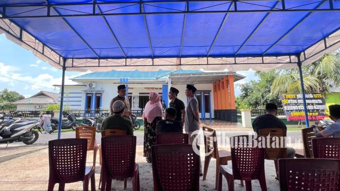 RUMAH DUKA - Suasana duka menyelimuti rumah keluarga almarhum Ahmad Pajar di kawasan Telek, Desa Tanjung Harapan, Kecamatan Singkep, Kabupaten Lingga, Provinsi Kepulauan Riau, Kamis (28/5/2026) pagi. Anggota DPRD Lingga itu meninggal saat menunaikan ibadah haji, Rabu (27/5/2026).