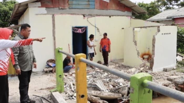 CUACA EKSTREM DI BINTAN  - Sekretaris Daerah (Sekda) Bintan, Ronny Kartika meninjau kondisi rumah Rahmad, warga RT 002, RW 004, Kampung Mentigi Laut, Kelurahan Tanjunguban Kota, Kecamatan Bintan Utara, Kabupaten Bintan, Provinsi Kepulauan Riau (Kepri), Minggu (23/11/2025).