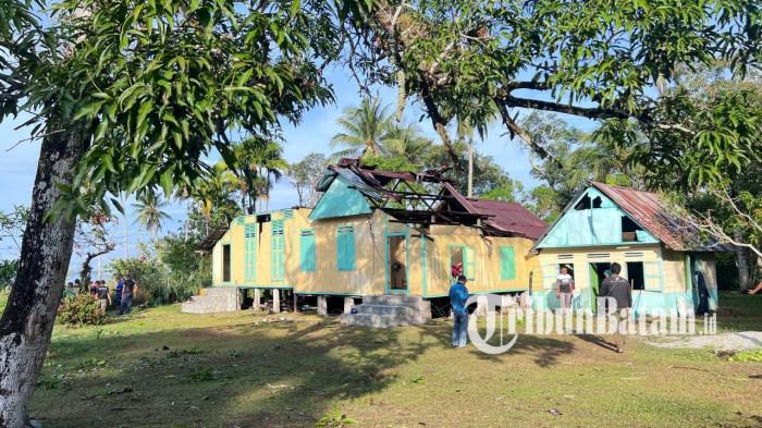 RUMAH IKONIK MELAYU - Rumah Ikonik masyarakat Melayu tampak rusak dihantam Puting Beliung, Senin (6/4/2026). Bangunan ini berdiri tak jauh dari pesisir Pasir Kuning, Desa Tanjung Harapan, Kecamatan Singkep, Kabupaten Lingga, Provinsi Kepulauan Riau.