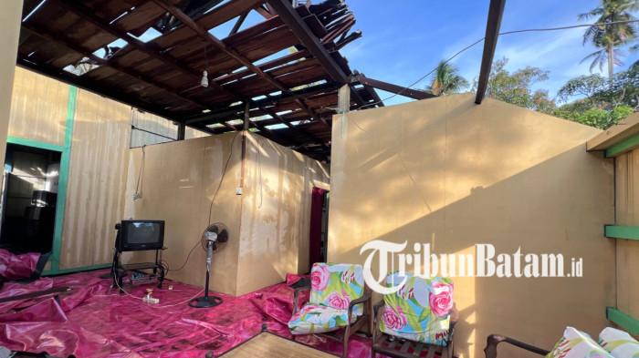Rumah panggung lama rusak parah di Lingga
