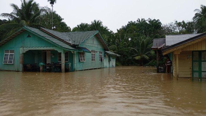 Banjir di Daik Lingga Rendam Rumah Warga, BPBD Kerahkan 2 Perahu Karet Bantu Evakuasi - Rumah-warga-Daik-Lingga-Kepri-terendam-banjir.jpg