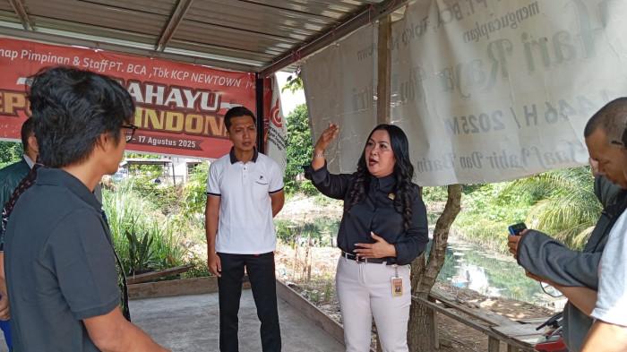 TINJAU BANJIR - Anggota komisi II DPRD Batam, Ruslan Sinaga tinjau lokasi banjir di Bengkong Indah III, Kecamatan Bengkong, Kota Batam, Provinsi Kepulauan Riau (Kepri), Kamis (4/12/2025).