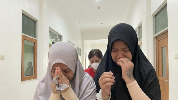 PEMBUNUHAN DWI PUTRI DI BATAM - Terdakwa kasus pembunuhan Dwi Putri Aprilian Dini, Salmiati alias Papi Charles (krem) dan Putri Eangelina alias Papi Tama (hitam) saat digiring di sel tahanan sementara Pengadilan Negeri (PN) Batam, Senin (27/4/2026) sore.