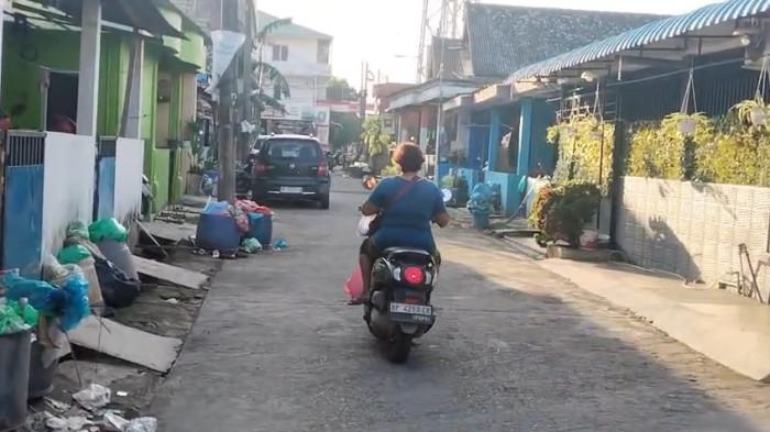 SAMPAH - Tumpukan sampah meluber dari tempat sampah yang ada di depan rumah di RT 01/RW 08, Kelurahan Sadai, Kecamatan Bengkong, Batam Minggu (31/5/2026).