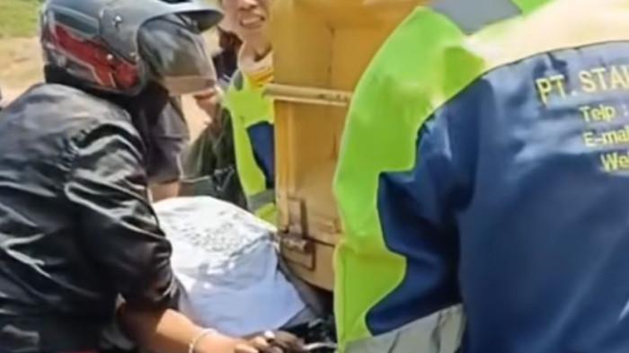Screenshot sejumlah warga membantu evakuasi lakalantas pelajar yang terjadi  tepat di depan Kepri Mall