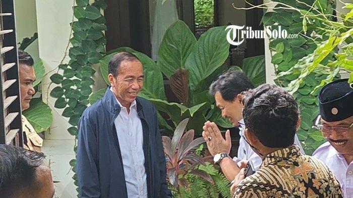 TEMAN SEANGKATAN JOKOWI - Sejumlah teman seangkatan Jokowi semasa SMA saat bertamu ke kediaman Jokowi di Sumber, Solo, Rabu (28/5/2025). Teman seangkatan Jokowi semasa SMA, Bambang Surojo mengungkapkan bagaimana temannya tersebut marah saat dituduh ijazahnya palsu.
