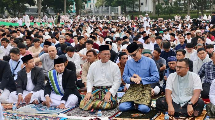 IDUL ADHA DI BATAM - Sekretaris Daerah Kota (Sekdako) Batam, Firmansyah saat memgikuti salat iduladha di dataran Engku Putri Batam Centre, Rabu (27/5/2026). Pemko Batam merilis data total hewan kurban, termasuk titik pelaksanaan salat Id dari 12 kecamatan.