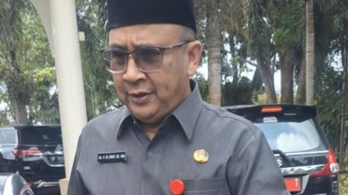 SEKWAN DPRD TANJUNGPINANG  - Sekretaris DPRD Kota Tanjungpinang, Muhammad Amin hendak naik ke mobil dinasnya di lingkungan DPRD Tanjungpinang, Kepulauan Riau (Kepri), Rabu (19/11/2025). Ia membenarkan pemeriksaan oleh penyidik Ditreskrimsus Polda Kepri pada Jumat (14/11/2025). Ia membantah pemeriksaan terkait perjalanan dinas fiktif.