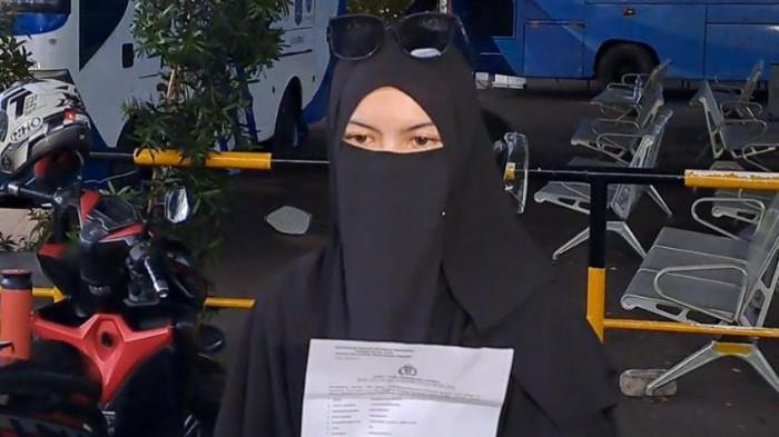 DUGAAN PERSELINGKUHAN ARTIS - Selebgram Wardatina Mawa menunjukkan tanda bukti laporan kepolisian di Polda Metro Jaya, Jakarta Pusat, Sabtu malam (22/11/2205). Ia melaporkan Inara Rusli atas dugaan perzinahan atau perselingkuhan terhadap suaminya, Insanul Fahmi, yang disebut berawal dari kerja sama bisnis dan kajian.