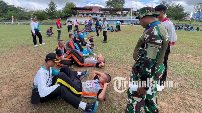 TES KEMAMPUAN FISIK - Sebanyak 66 pelajar tingkat SMA/SMK/MA dari berbagai penjuru Kabupaten Lingga mengikuti seleksi Pasukan Pengibar Bendera Pusaka (Paskibraka) yang dipusatkan di Dabo Singkep, Kabupaten Lingga, Provinsi Kepulauan Riau, Kamis (23/4/2026).