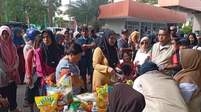 SEMBAKO MURAH DI BATAM - Warga Kelurahan Sei Panas, Kecamatan Batam Kota, Kota Batam, Provinsi Kepulauan Riau (Kepri) saat antre membeli sembako murah yang dilaksanakan di Komplek Aku Tahu Sei Panas, Rabu (10/12/2025). Warga mengeluhkan lambatnya layanan di sana.