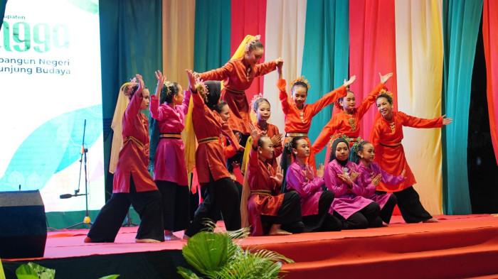 Seni tari HUT ke 22 Lingga