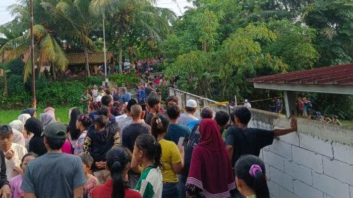 PENEMUAN MAYAT - Sesosok mayat perempuan ditemukan aliran saluran air dekat area persawahan, Kampung Bojong Loa, Desa Gandasoli, Kecamatan Plered, Kabupaten Purwakarta Sabtu (18/10/2025) sore.