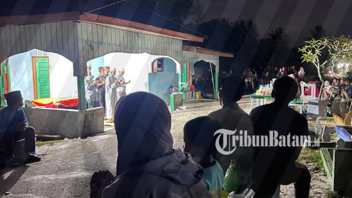 Shalat jenazah Diana di Lingga