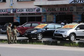 Showroom Mobil Mewah di Atas Trotoar Katanya Diizini Pemda