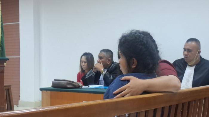 PENGANIAYAAN ART DI BATAM - Sidang lanjutan penganiayaan asisten rumah tangga (ART) di Batam, Kamis (13/11/2025). Tampak Intan, korban dalam perkara ini didampingi saat memberikan kesaksian.
