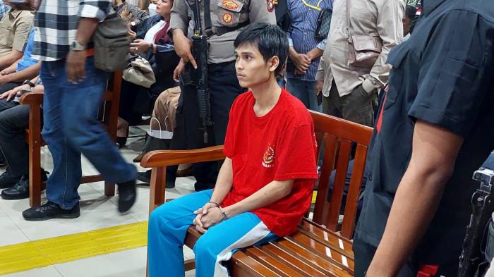 SIDANG VONIS FANDI RAMADHAN DI PN BATAM - Fandi Ramadhan (25) menghadiri sidang vonis perkara sabu-sabu nyaris 2 ton di Pengadilan Negeri (PN) Batam, Kamis (5/3/2026). Majelis Hakim PN Batam memvonis 5 tahun penjara.