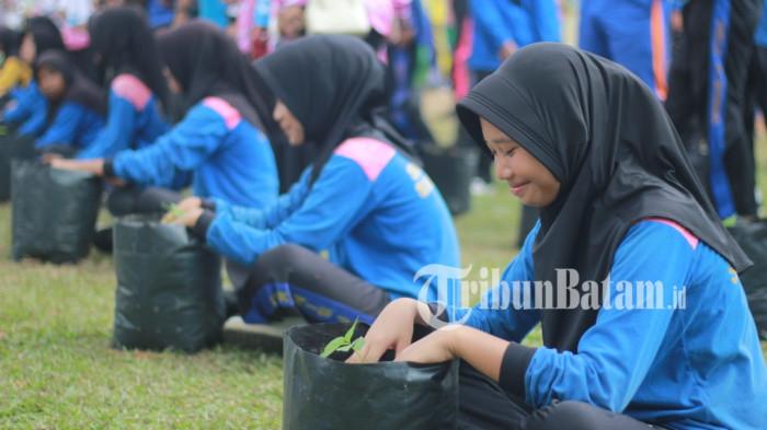 Siswa SMPN 1 Singkep Lingga Kepri tanam 150 cabai rawit