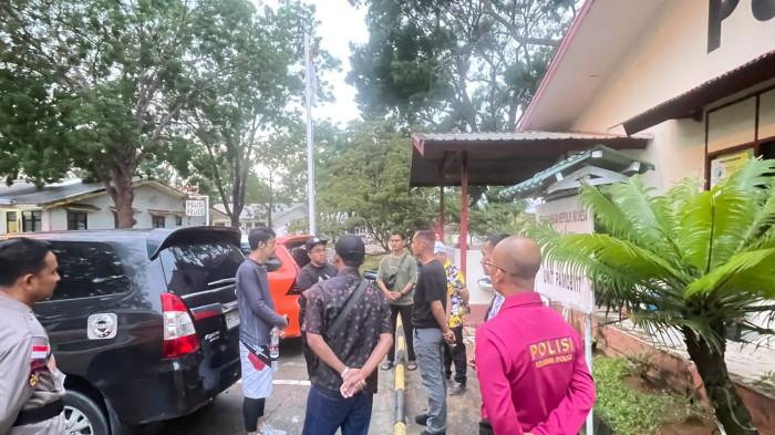 SPEEDBOAT TERBALIK  - Polisi dan warga saat berada di Poliklinik BRC Lagoi, Kabupaten Bintan, Kepulauan Riau (Kepri).
