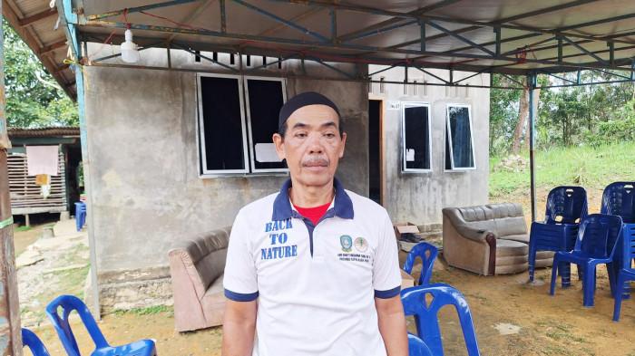 SUAMI KORBAN  - Saam (57), suami Yarmi (51), korban kecelakaan maut di Bintan. Foto diambil Kamis (23/4/2026).