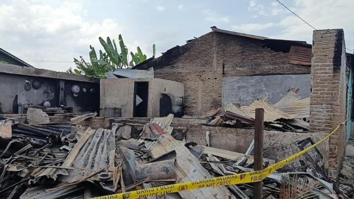 ANAK BAKAR RUMAH ORANGTUA - Suasana dua rumah terbakar di Jalan Harapan, Dusun V, Gang Kasirin, Desa Pujimulyo, Kecamatan Sunggal, Kabupaten Deli Serdang, Sumatera Utara, Sabtu (18/4/2026). Rumah ini dibakar oleh Agus, membakar rumah orang tua dan adik kandungnya.