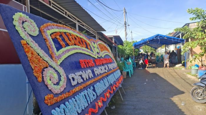 PAPAN BUNGA - Papan bunga ucapan belasungkawa meninggalnya driver ojol Batam, Dewa Andika Pratama dan ibunya berdiri tak jauh dari rumah duka di Perumahan  Pesona Bukit Laguna 2, Tanjung Piayu,Jumat (15/5/2026). Ibu dan anak itu tewas dalam kecelakaan maut di Batam yang terjadi di Simpang Bagan Mukakuning, Jumat pagi.