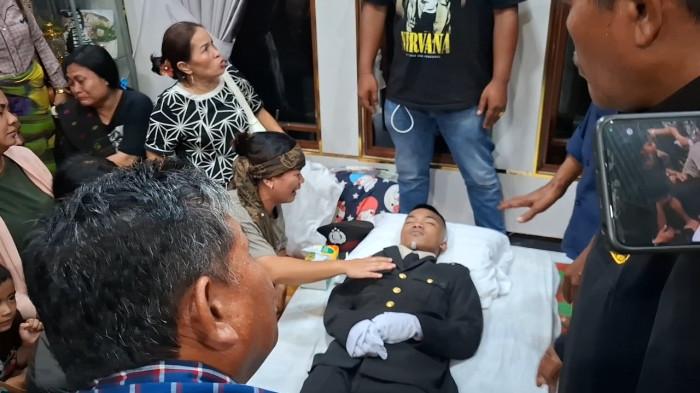 Ibu Natanael saat menyentuh badan putranya ketika di rumah duka, Selasa (14/4/2026) malam